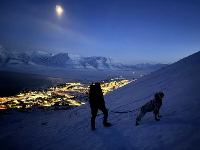 Utsikten — Longyearbyen at night